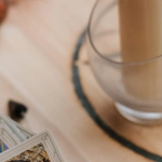 Мистические знаки удачи в блэкджеке с картами и символами фортуны