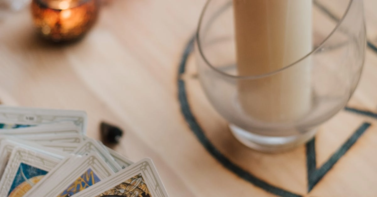 Мистические знаки удачи в блэкджеке с картами и символами фортуны