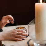 Мистические символы Hot Chilli в магическом свечении с знаками судьбы