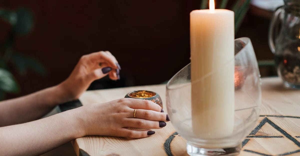 Мистические символы Hot Chilli в магическом свечении с знаками судьбы